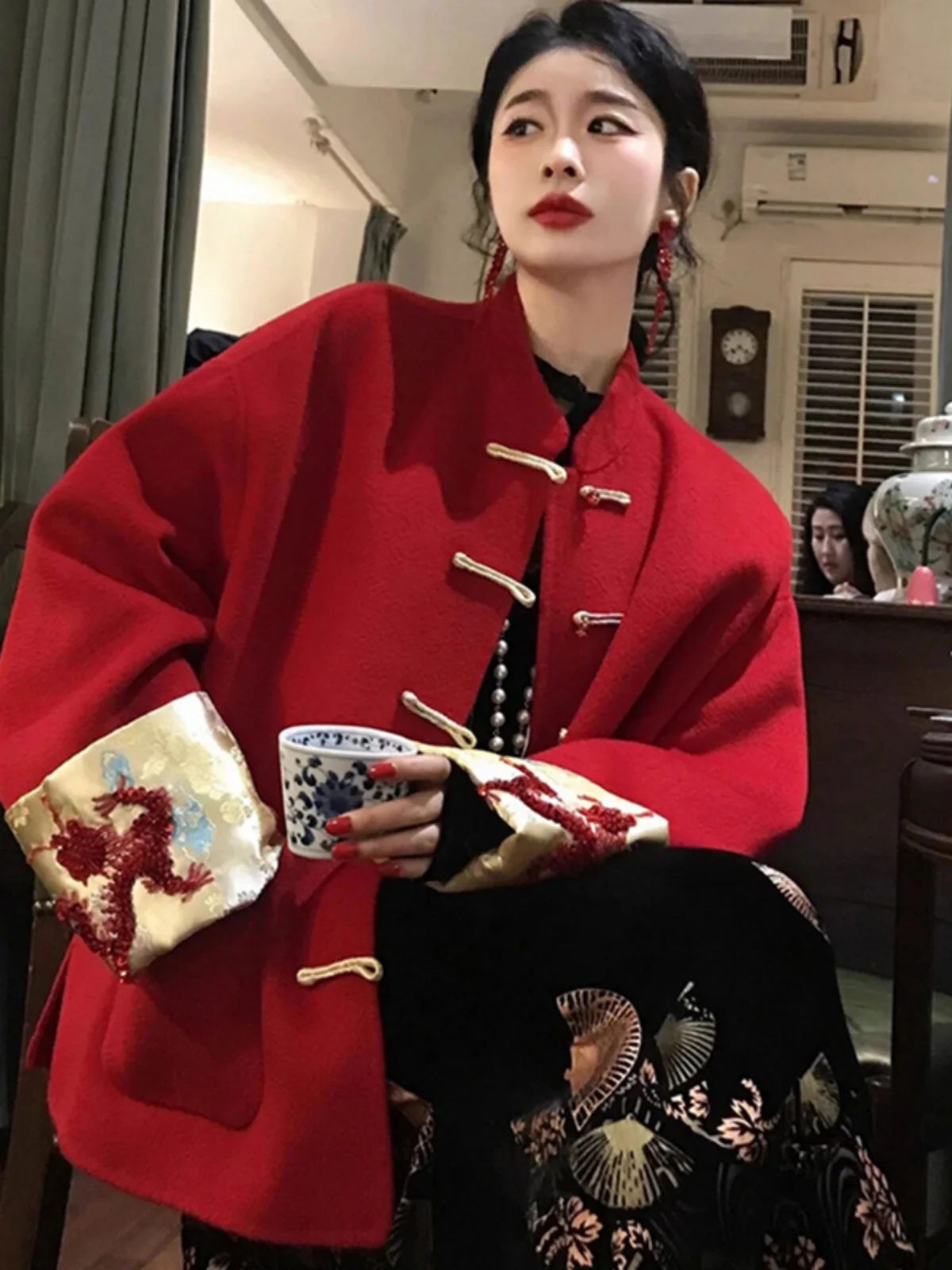 Red New Year's Woolen Coat with Button Design Chinese Style Wedding Gown for Call on New Year's Day Loose Fit Short Outerwear
Red New Year's Woolen Coat with Button Design Chinese Style Wedding Gown for Call on New Year's Day Loose Fit Short Outerwear