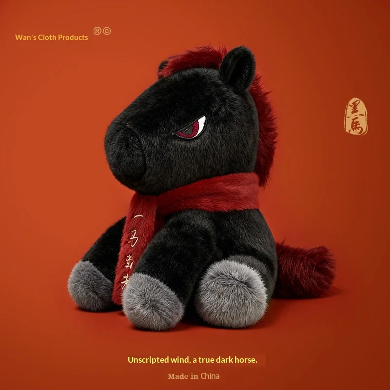 Wanshi Bugong Черная лошадь Плюшевая кукла Год лошади Талисман Красный шарф Мягкая подушка в виде животного Новогодний подарок для детей и взрослых
Wanshi Bugong Черная лошадь Плюшевая кукла Год лошади Талисман Красный шарф Мягкая подушка в виде животного Новогодний подарок для детей и взрослых