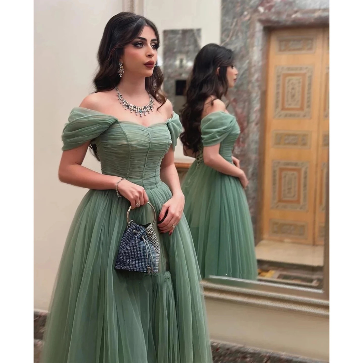 Женское платье для выпускного вечера из зеленого тюля с открытыми плечами и силуэтом трапециевидной формы и длиной до пола для официальных вечерних мероприятий
Женское платье для выпускного вечера из зеленого тюля с открытыми плечами и силуэтом трапециевидной формы и длиной до пола для официальных вечерних мероприятий