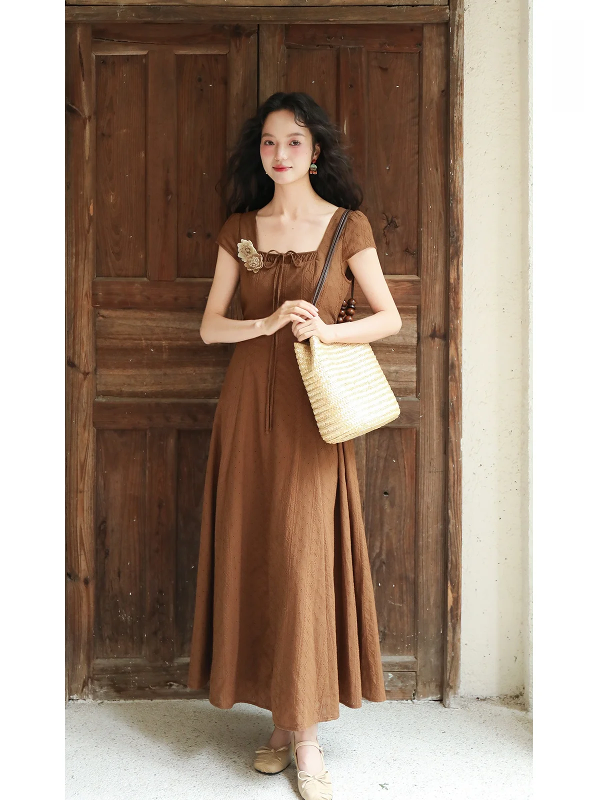 BUD Brown Floral Embossing Hollow out Square Collar Waist Cinching Long Dress Casual Style A-Line Skirt for Women Summer
BUD Brown Floral Embossing Hollow out Square Collar Waist Cinching Long Dress Casual Style A-Line Skirt for Women Summer