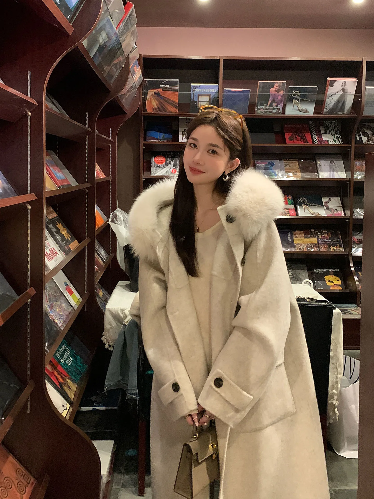 Двустороннее шерстяное пальто с капюшоном и мехом, женское, средней длины, в корейском стиле, свободного кроя, для повседневной носки
Двустороннее шерстяное пальто с капюшоном и мехом, женское, средней длины, в корейском стиле, свободного кроя, для повседневной носки