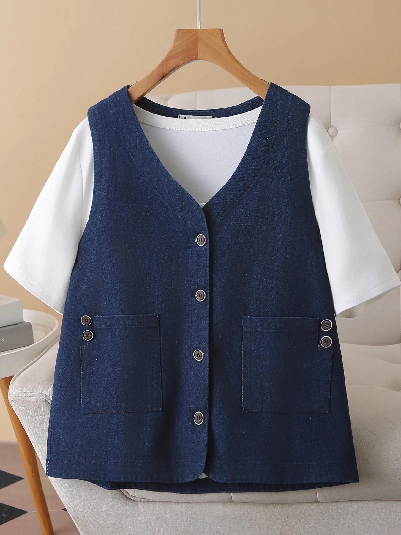 Loose V-Neck Knitted Vest Women's Casual Style Buttoned Top Layering Outerwear Spring New plus Size Fashion Backless Tank
Loose V-Neck Knitted Vest Women's Casual Style Buttoned Top Layering Outerwear Spring New plus Size Fashion Backless Tank