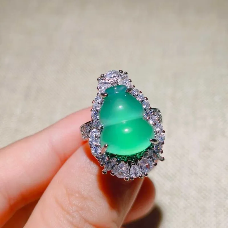 Natural Green Gourd Agate Inlaid Women's Ring
Natural Green Gourd Agate Inlaid Women's Ring