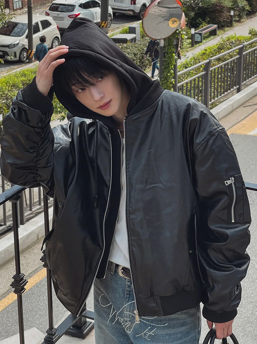 TANGZ STUDIO Retro Glossy PU Leather Jaet Loose Pilot Sle Korean System Commute Matching Men's Faion Long Sve Zipper
TANGZ STUDIO Retro Glossy PU Leather Jaet Loose Pilot Sle Korean System Commute Matching Men's Faion Long Sve Zipper