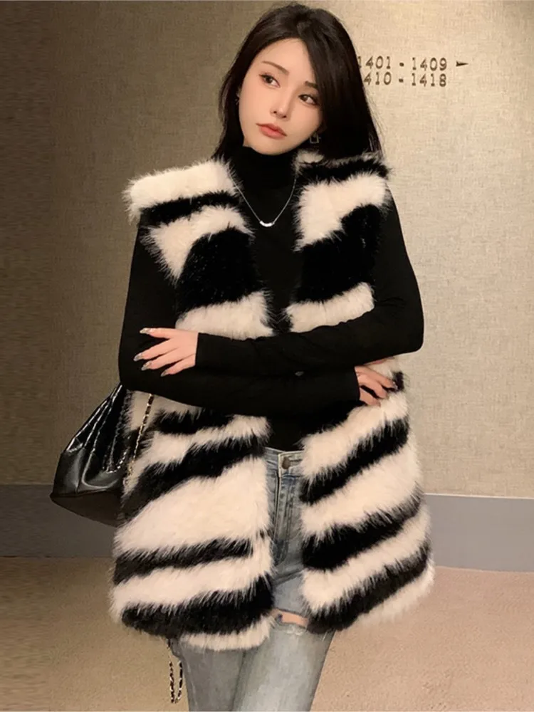 Autumn Winter New Zebra Stripes Women's Fox Fur Vest Vintage Basic Loose Sleeveless Fuzzy Coat 2025 Casual Female Clothes Coats
Autumn Winter New Zebra Stripes Women's Fox Fur Vest Vintage Basic Loose Sleeveless Fuzzy Coat 2025 Casual Female Clothes Coats