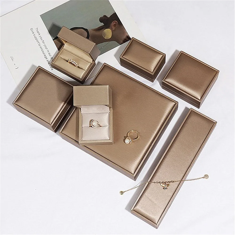Premium Leather Jewelry Box Double Ring Necklace Earring Ring Bracelet Chain Display Box for Wedding Engagement Storage Gift Box
Premium Leather Jewelry Box Double Ring Necklace Earring Ring Bracelet Chain Display Box for Wedding Engagement Storage Gift Box