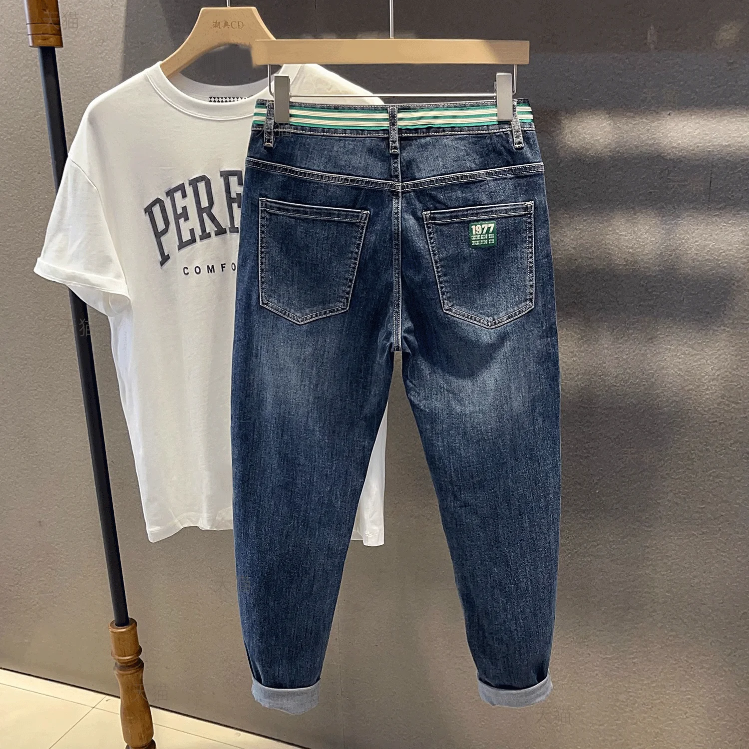 Модные синие джинсы, мужские облегающие узкие высокоэластичные весенне-летние тонкие стильные мужские брюки высокого класса, модные повседневные джинсы-бойфренды
Модные синие джинсы, мужские облегающие узкие высокоэластичные весенне-летние тонкие стильные мужские брюки высокого класса, модные повседневные джинсы-бойфренды