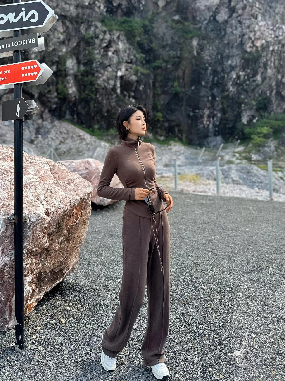 Оригинальный осенний комплект XULU: брюки с высокой талией и широкими штанинами, топ с высоким воротником из мериносовой шерсти, повседневный стиль для женщин
Оригинальный осенний комплект XULU: брюки с высокой талией и широкими штанинами, топ с высоким воротником из мериносовой шерсти, повседневный стиль для женщин