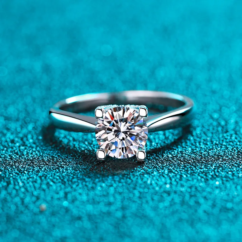 Premium 18k White Gold Ring for Women Featuring Brilliant 1ct Moissanite Center Platinum Pt950 Wedding Fine Jewelry
Premium 18k White Gold Ring for Women Featuring Brilliant 1ct Moissanite Center Platinum Pt950 Wedding Fine Jewelry