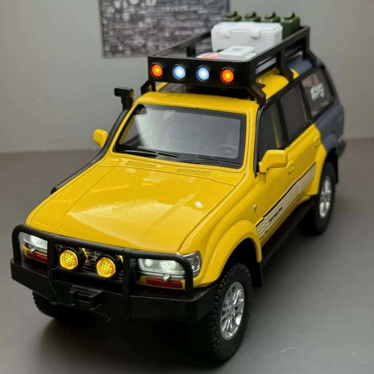 1:24 TOYOTA FJ Cruiser, модель автомобиля из сплава, литая под давлением и игрушка, металлические внедорожники, модель автомобиля, имитация звука и света, детский подарок
1:24 TOYOTA FJ Cruiser, модель автомобиля из сплава, литая под давлением и игрушка, металлические внедорожники, модель автомобиля, имитация звука и света, детский подарок