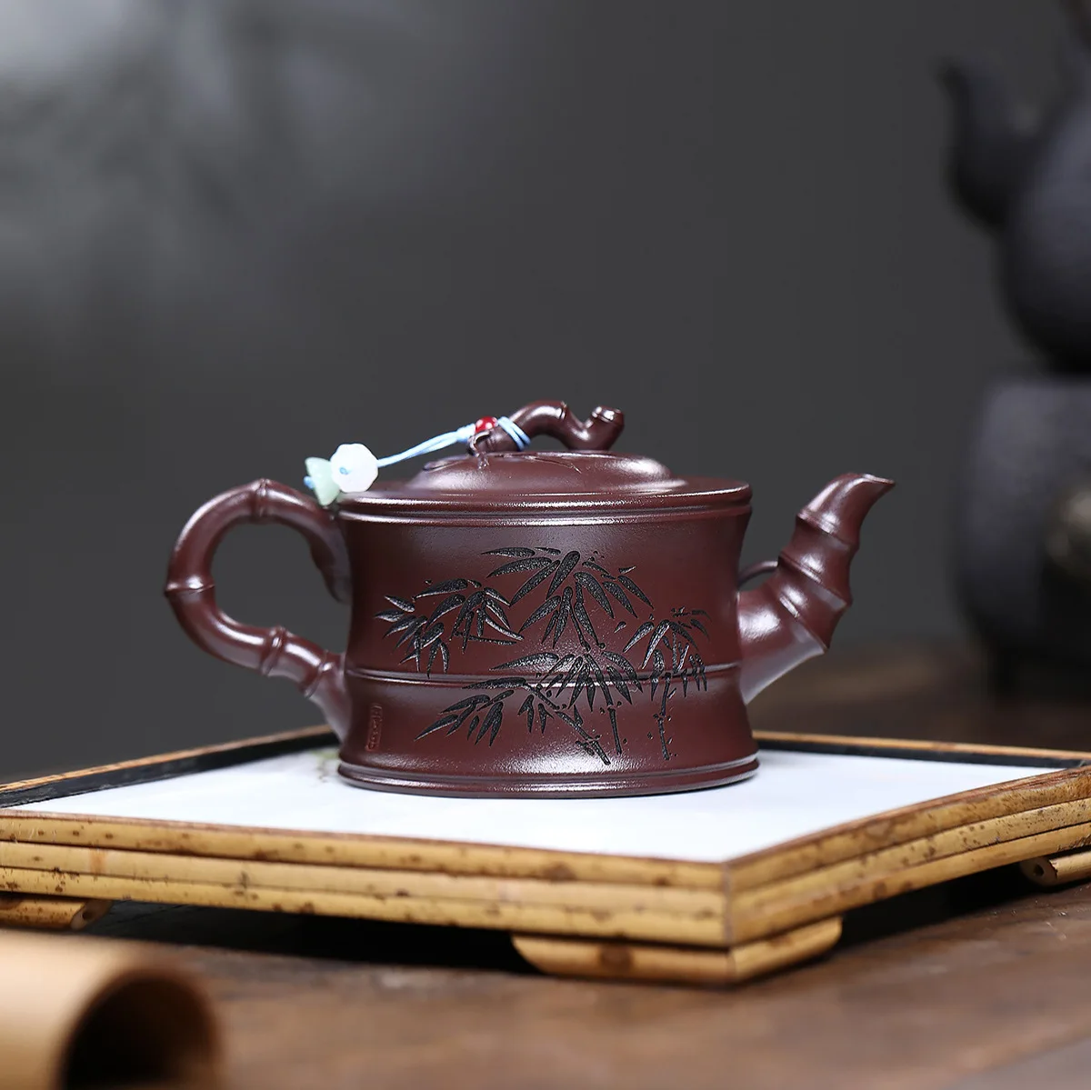 Handmade Half-Hand Yixing Purple Clay Teapot Famous Ore Han Style Bamboo High-End Card Cover 300C
Handmade Half-Hand Yixing Purple Clay Teapot Famous Ore Han Style Bamboo High-End Card Cover 300C