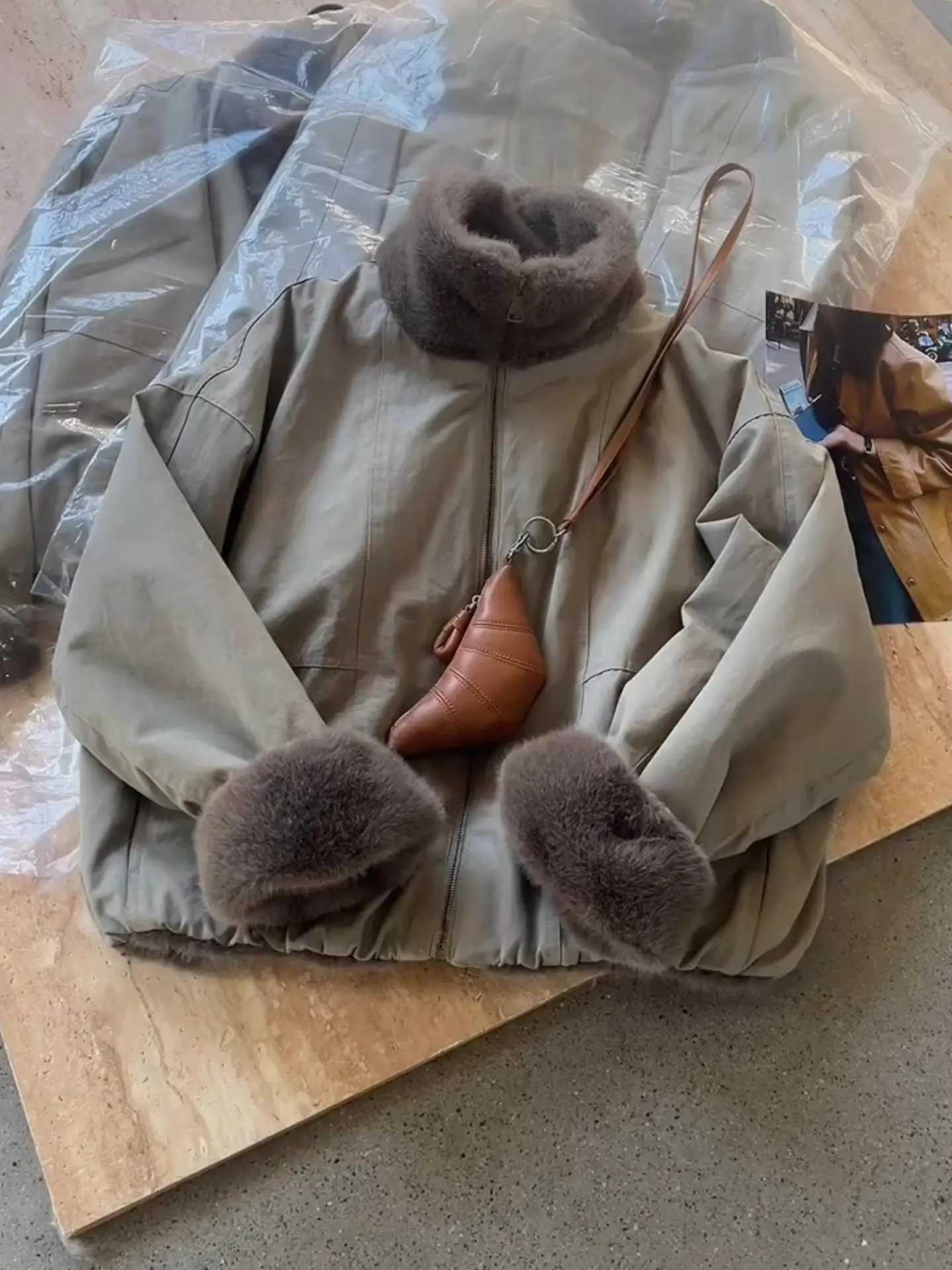 Women's Parka Coat Winter Thiened Stand Collar Inner Fur High-End Feelings Warmth ort Outerwear Korean Sle Stand Fit
Women's Parka Coat Winter Thiened Stand Collar Inner Fur High-End Feelings Warmth ort Outerwear Korean Sle Stand Fit