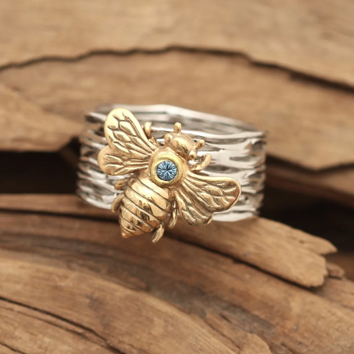 Newly developed cross-border fashion bee ring two-color alloy jewelry catwalk wear accessories
Newly developed cross-border fashion bee ring two-color alloy jewelry catwalk wear accessories