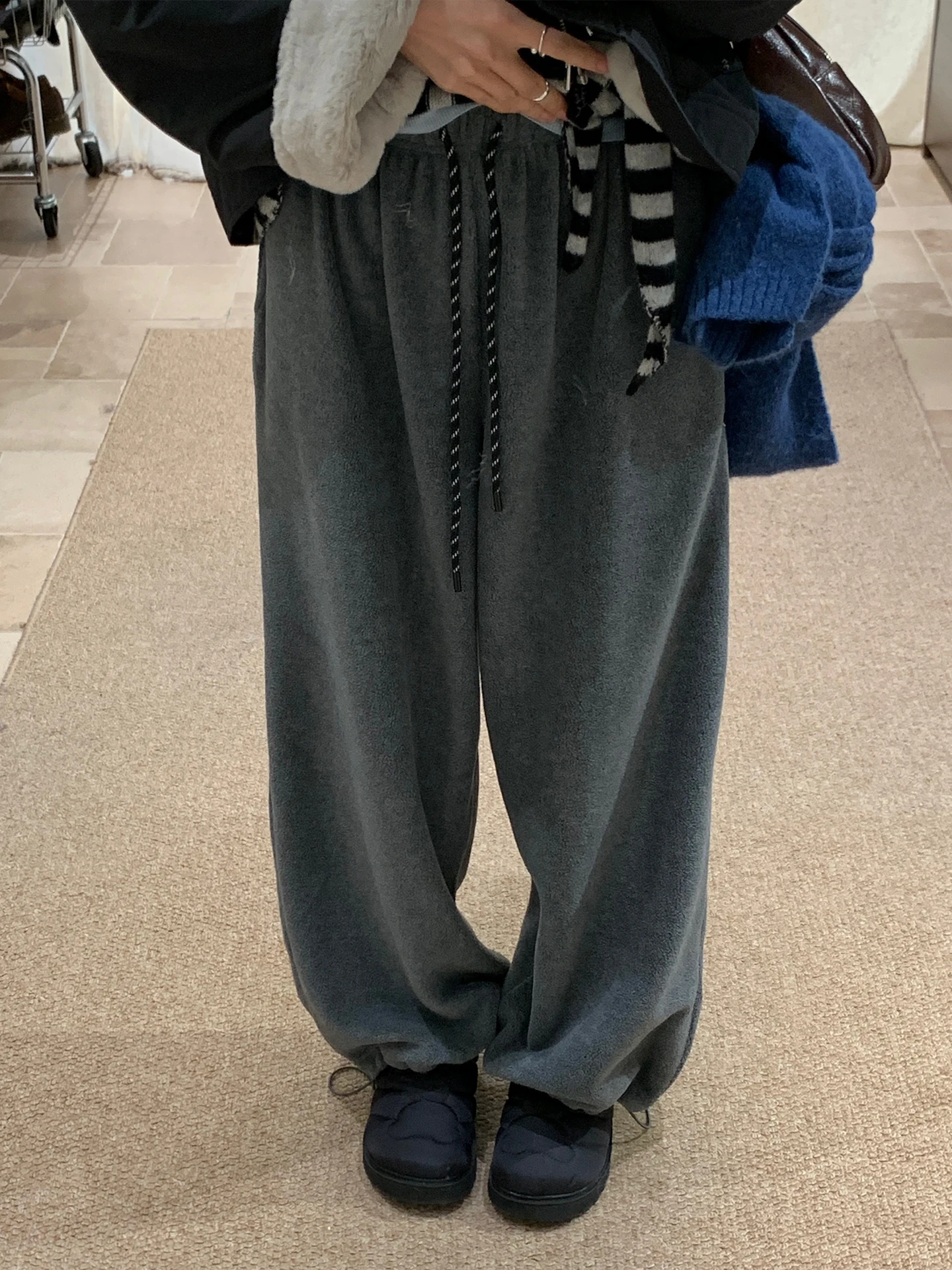 Корейские повседневные брюки с высокой талией и флисовой подкладкой, женские осенне-зимние свободные брюки для похудения, длинные брюки свободного кроя
Корейские повседневные брюки с высокой талией и флисовой подкладкой, женские осенне-зимние свободные брюки для похудения, длинные брюки свободного кроя