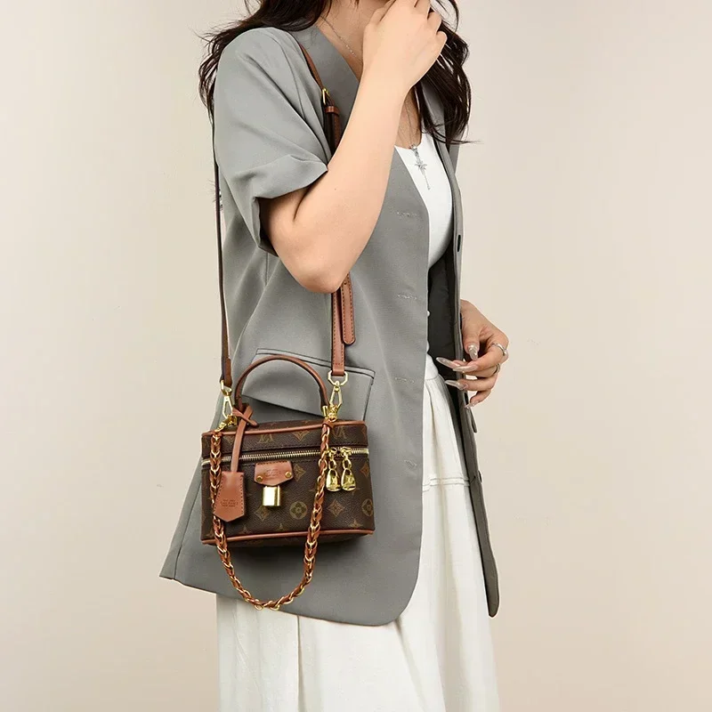 2025 New Fashion Famous Fashion Women's Zipper Crossbody Bag Paris Designer Inspired Vintage Handbag Suitable for Daily Use
2025 New Fashion Famous Fashion Women's Zipper Crossbody Bag Paris Designer Inspired Vintage Handbag Suitable for Daily Use