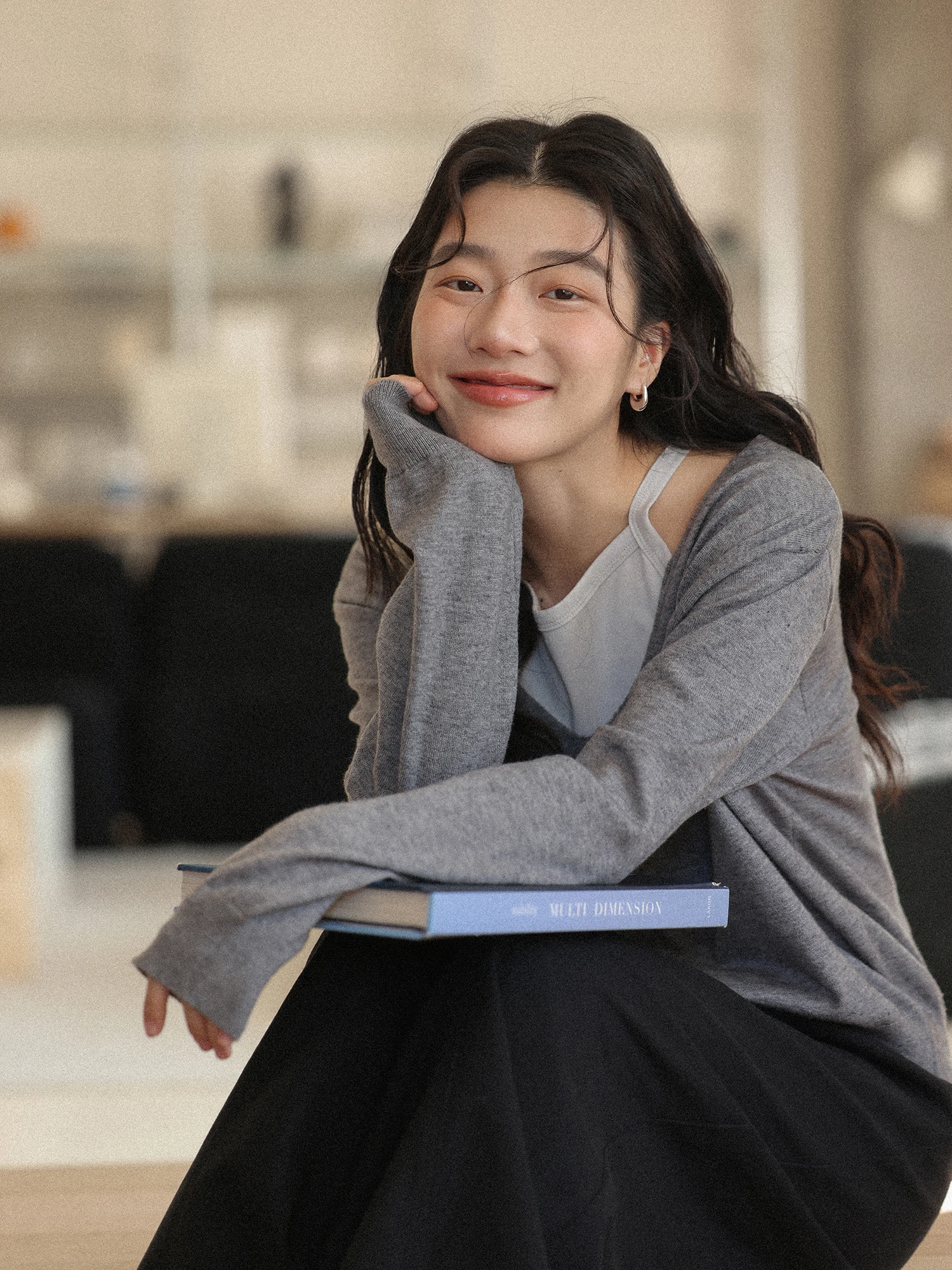 Женский вязаный свитер с длинным рукавом, свободный крой, в стиле Lazy, весна 2026, новая модная модель, с дизайном отверстий на плечах, трикотажное изделие
Женский вязаный свитер с длинным рукавом, свободный крой, в стиле Lazy, весна 2026, новая модная модель, с дизайном отверстий на плечах, трикотажное изделие