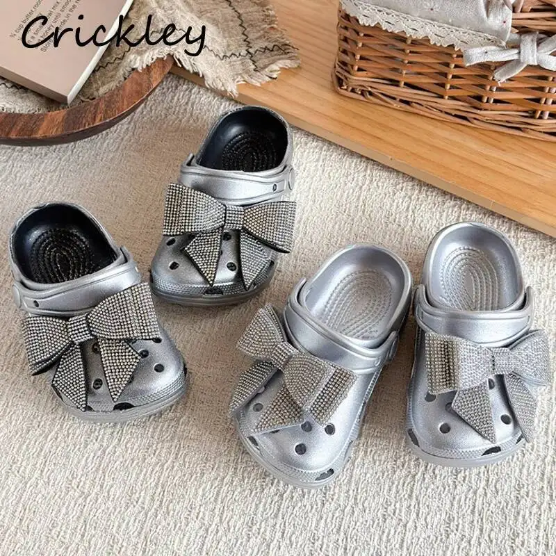 Bling Bow Girls Clogs Shoes Summer Silver Solid EVA Kids Princess Slippers Fashion Anti Slip Beach Slippers For Children
Bling Bow Girls Clogs Shoes Summer Silver Solid EVA Kids Princess Slippers Fashion Anti Slip Beach Slippers For Children