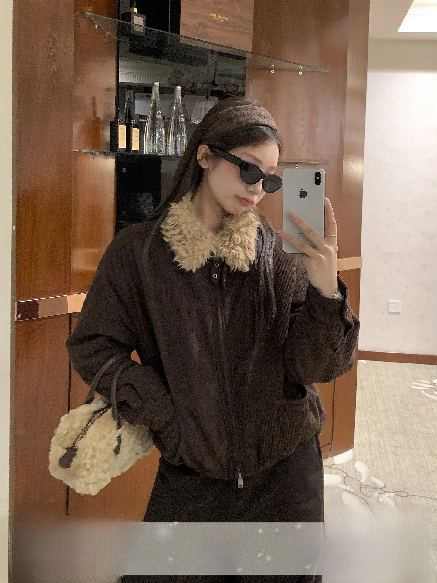 Темно-коричневая вельветовая куртка женская зимняя утепленная в корейском стиле с воротником из овечьего меха, на хлопковой подкладке, прямого кроя
Темно-коричневая вельветовая куртка женская зимняя утепленная в корейском стиле с воротником из овечьего меха, на хлопковой подкладке, прямого кроя