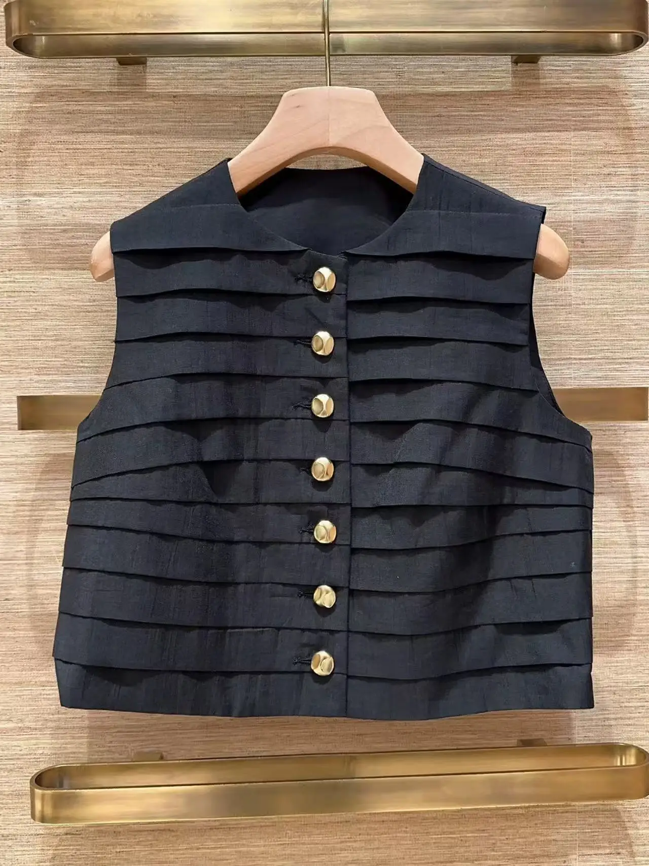 Early Spring 2026 Black Metal Single Button Folded Sleeveless Top Women's Casual Cotton round Neck Shirt Commute Style Loose Fit
Early Spring 2026 Black Metal Single Button Folded Sleeveless Top Women's Casual Cotton round Neck Shirt Commute Style Loose Fit