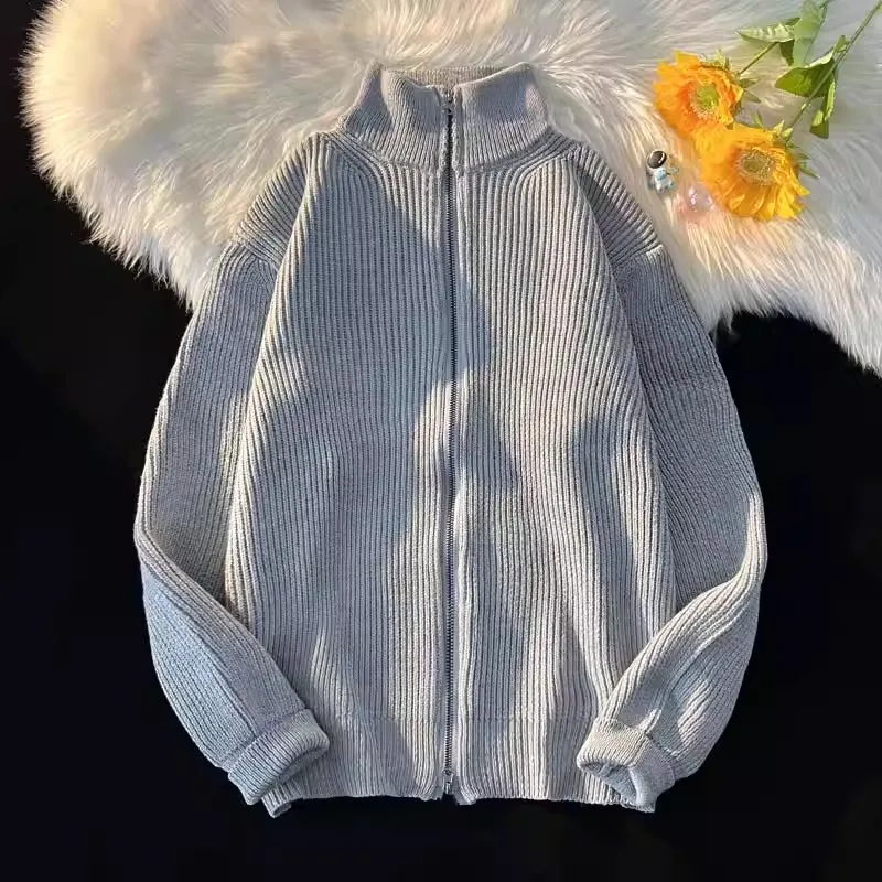 Японский утепленный вязаный свитер на молнии, свободная верхняя одежда с воротником-стойкой, теплый пуловер для мужчин и женщин, модный зимний вариант.
Японский утепленный вязаный свитер на молнии, свободная верхняя одежда с воротником-стойкой, теплый пуловер для мужчин и женщин, модный зимний вариант.