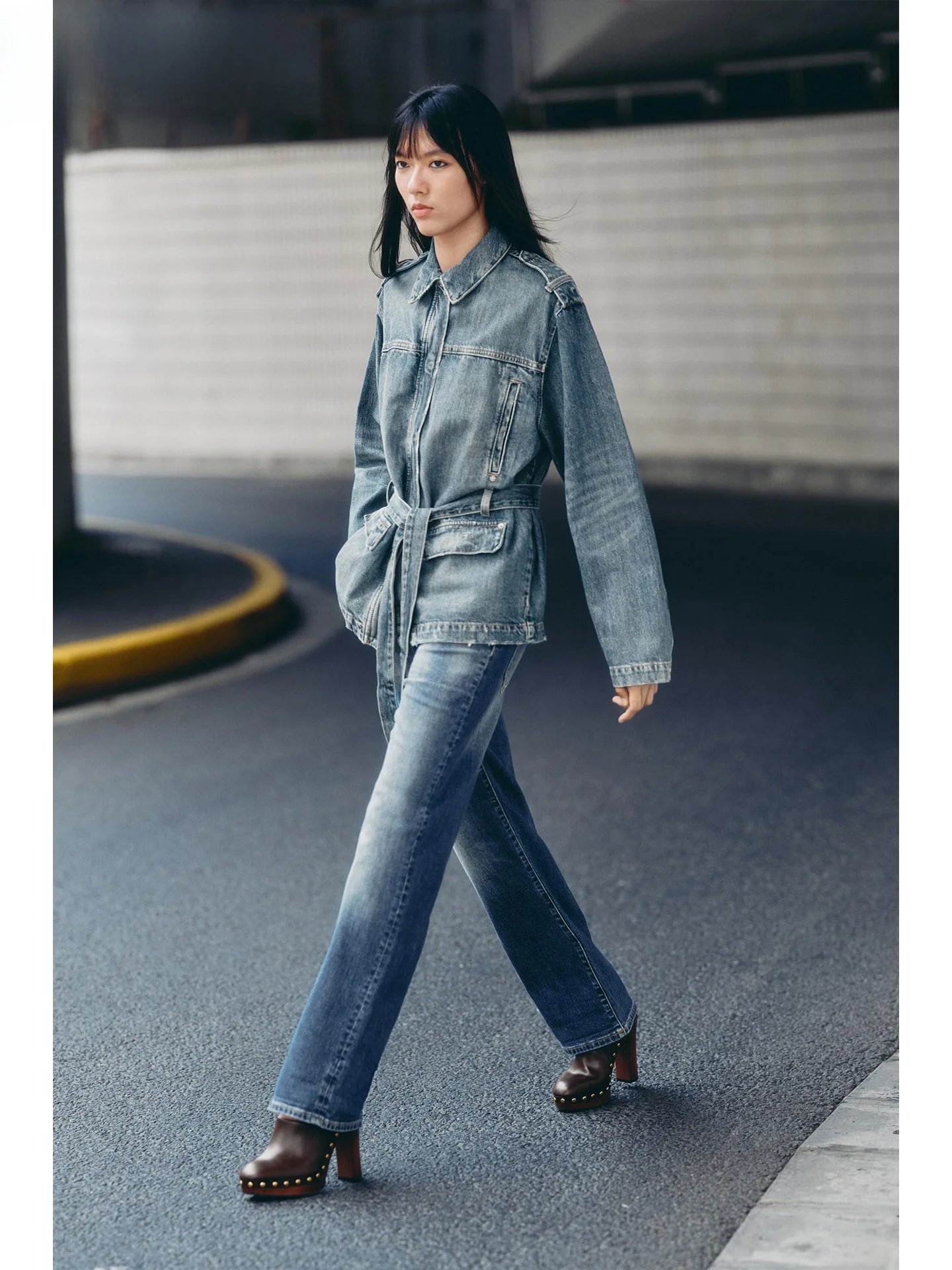 ZAPRHA Свободные прямые джинсы с высокой талией, повседневные универсальные женские эластичные джинсовые брюки премиум-класса, осень 2024, модные
ZAPRHA Свободные прямые джинсы с высокой талией, повседневные универсальные женские эластичные джинсовые брюки премиум-класса, осень 2024, модные