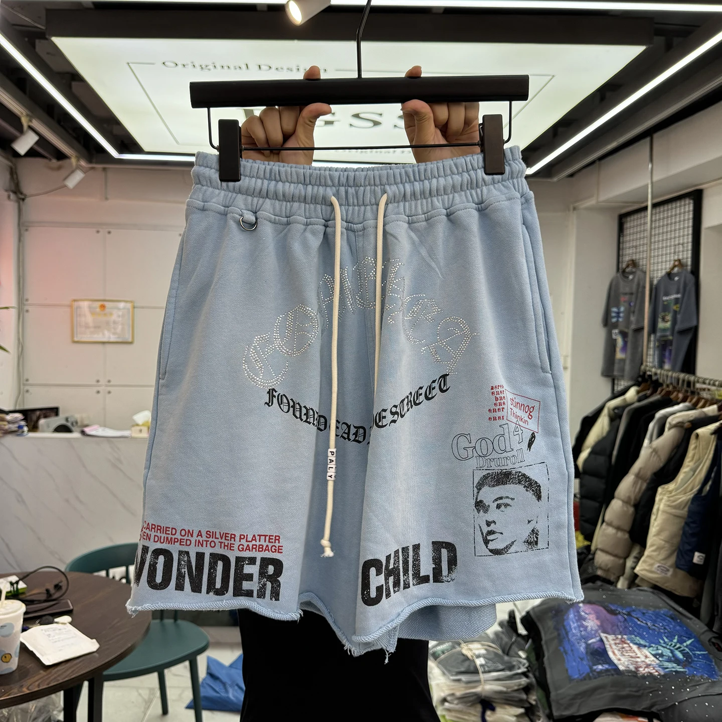 Retro American Streetwear Short Pants Vintage Washed Cotton Youth Loose Fit Diamond Embellished Cuffed Letter Print Shorts
Retro American Streetwear Short Pants Vintage Washed Cotton Youth Loose Fit Diamond Embellished Cuffed Letter Print Shorts