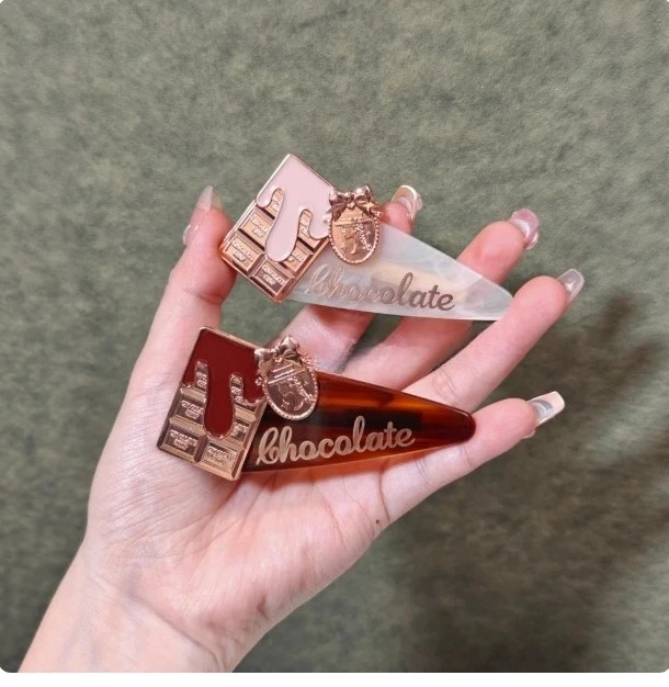 Набор косметики Flower Knows Chocolate Shop и заколка для волос в виде шоколадной конфеты
Набор косметики Flower Knows Chocolate Shop и заколка для волос в виде шоколадной конфеты