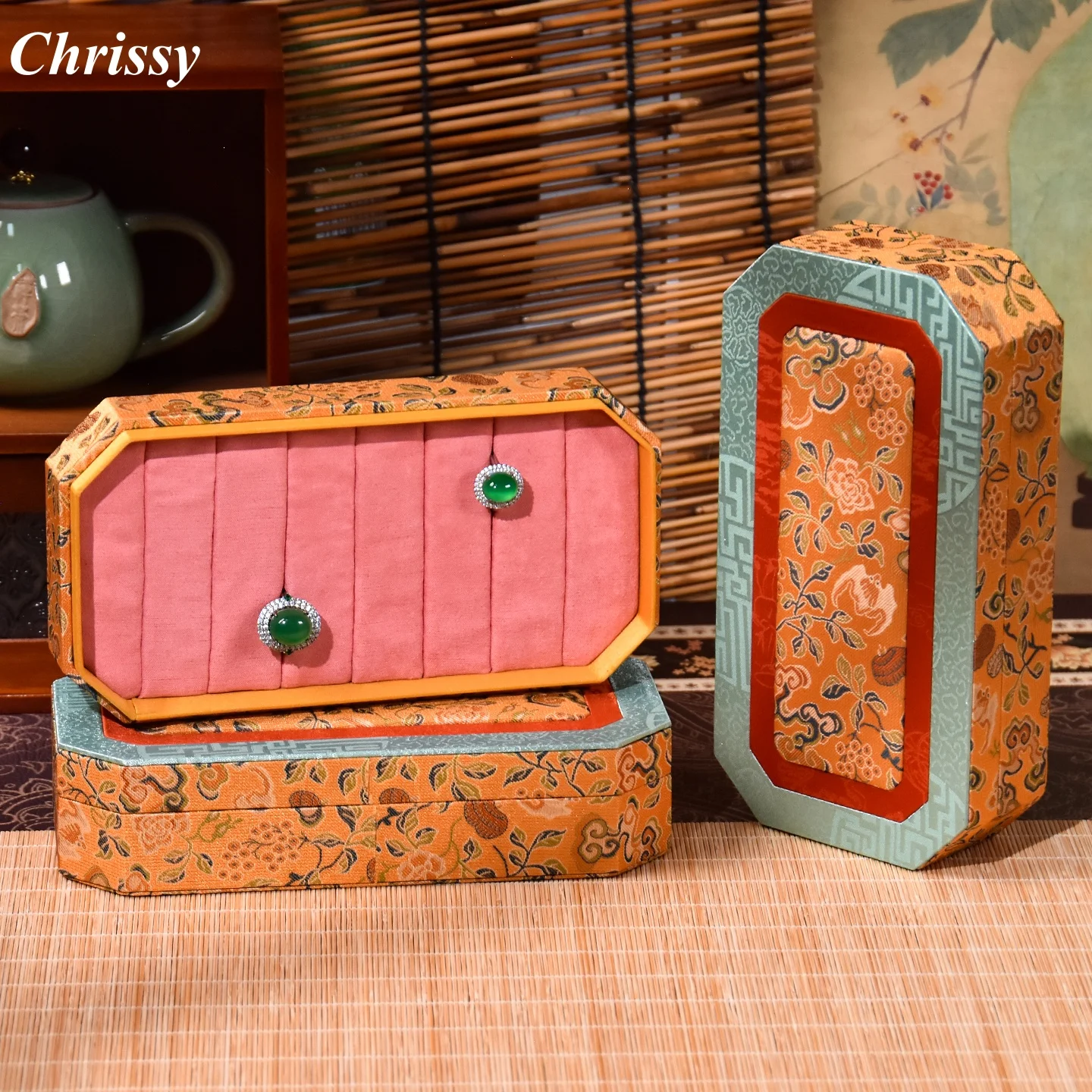 Бархатная шкатулка для драгоценностей с крышкой, органайзер для колец и сережек в китайском стиле, держатель для свадебного подарка с бриллиантами и драгоценными камнями Packagi
Бархатная шкатулка для драгоценностей с крышкой, органайзер для колец и сережек в китайском стиле, держатель для свадебного подарка с бриллиантами и драгоценными камнями Packagi