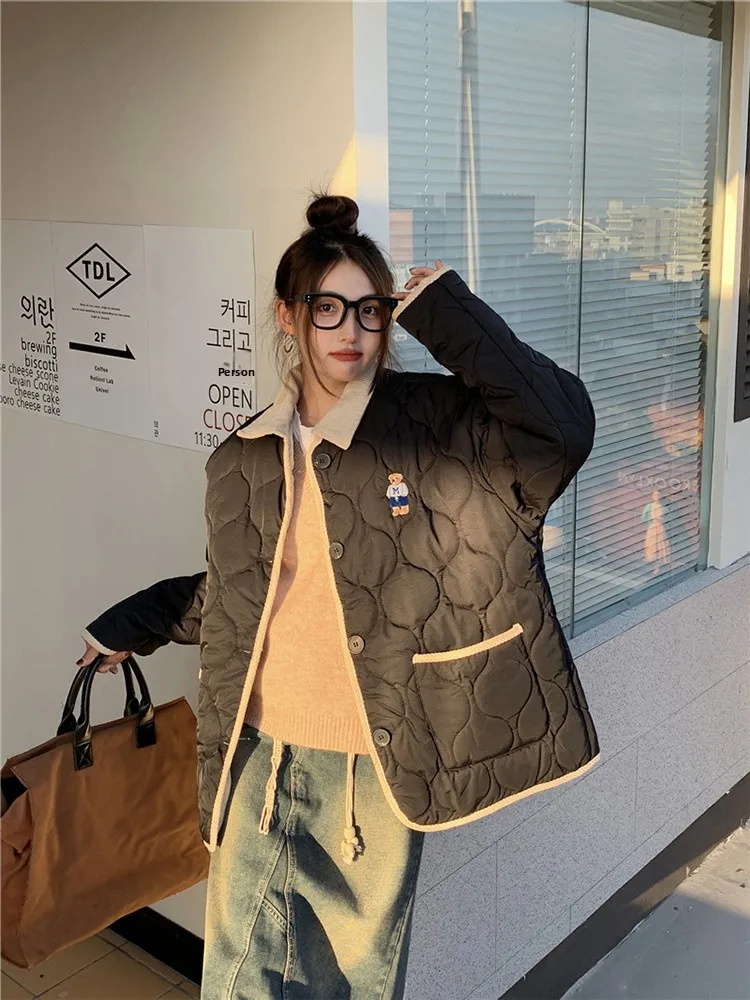 Корейское хлопковое пальто с вышивкой в виде медведя, женское зимнее свободное пальто с воротником в стиле колор-блок, с ромбовидным узором, больших размеров, для полных женщин, дизайнерское.
Корейское хлопковое пальто с вышивкой в виде медведя, женское зимнее свободное пальто с воротником в стиле колор-блок, с ромбовидным узором, больших размеров, для полных женщин, дизайнерское.