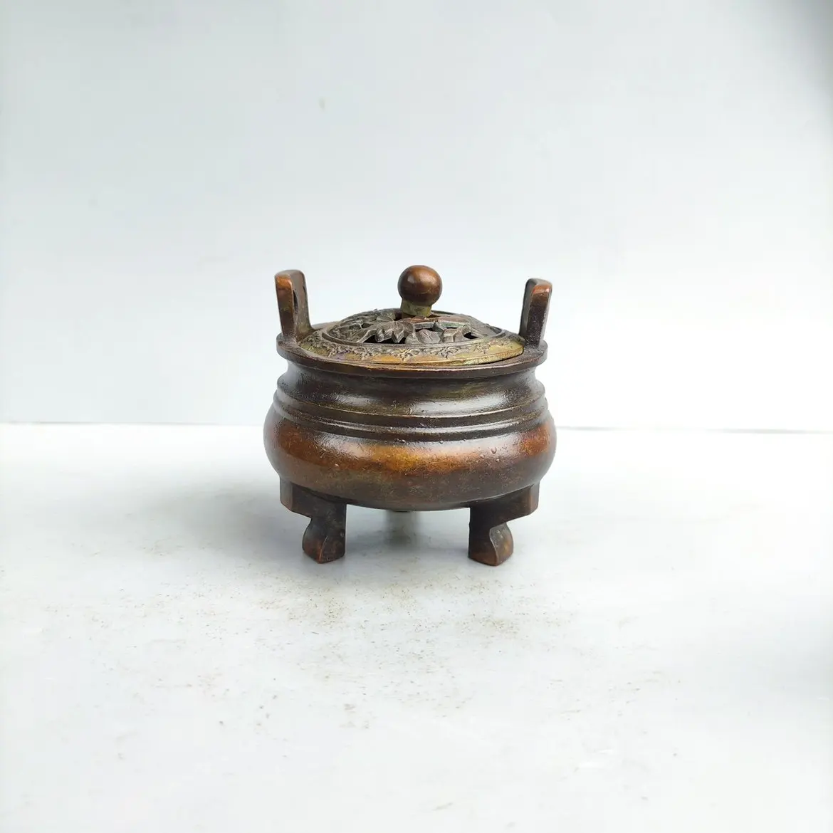 Antique Curio Collection Retro Xuande Style Tripod Brass Incense Burner Home Indoor Censer Vintage Craft Decor Ornament
Antique Curio Collection Retro Xuande Style Tripod Brass Incense Burner Home Indoor Censer Vintage Craft Decor Ornament