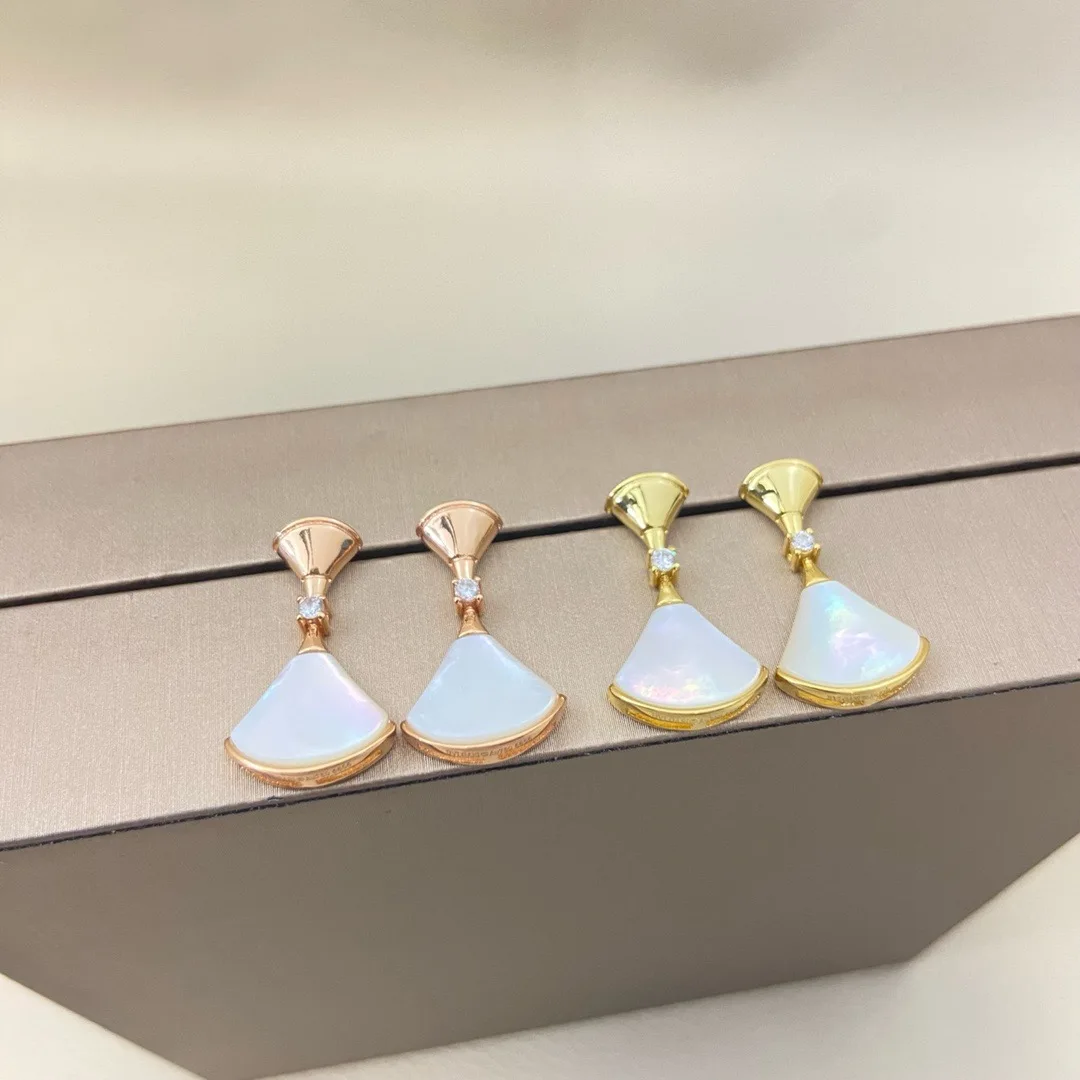 The 2025 new classic Baojia white mother-of-pearl dress stud earrings exude a fairy-like, exquisite and fashionable, light luxur
The 2025 new classic Baojia white mother-of-pearl dress stud earrings exude a fairy-like, exquisite and fashionable, light luxur