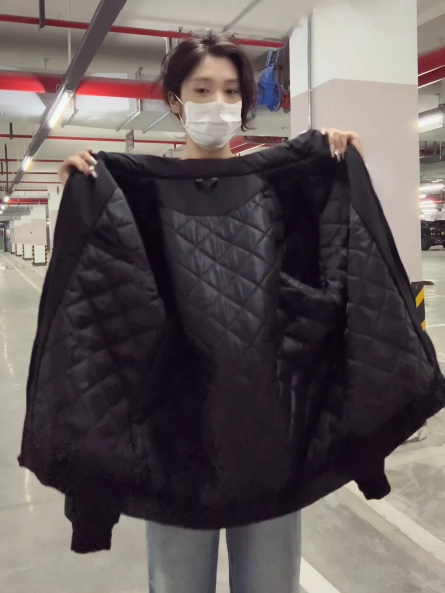 Утепленная черная мужская хлопковая куртка с воротником-стойкой, зимняя модная короткая куртка-пилот, рабочая одежда Cleanfit, повседневная верхняя одежда в стиле Bread Sle
Утепленная черная мужская хлопковая куртка с воротником-стойкой, зимняя модная короткая куртка-пилот, рабочая одежда Cleanfit, повседневная верхняя одежда в стиле Bread Sle