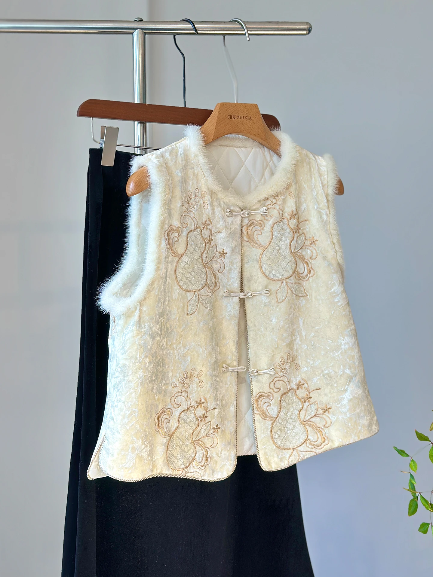 New Chinese-Style Cardigan Velvet Vest Women's Young Western Style Youthful-Looking Chinese Embroidery Quilted
New Chinese-Style Cardigan Velvet Vest Women's Young Western Style Youthful-Looking Chinese Embroidery Quilted