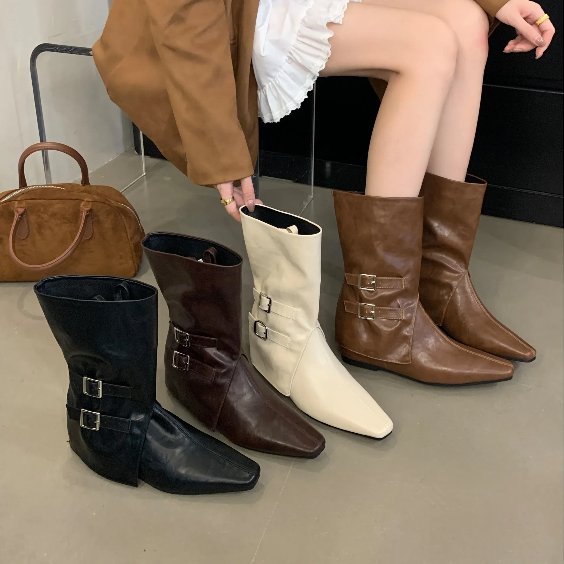 Women Pointed Sleeve Boots Belt Buckle Middle Heel Short Boot Detachable Two on Women Boot Fashionable Comfortable for Going Out
Women Pointed Sleeve Boots Belt Buckle Middle Heel Short Boot Detachable Two on Women Boot Fashionable Comfortable for Going Out