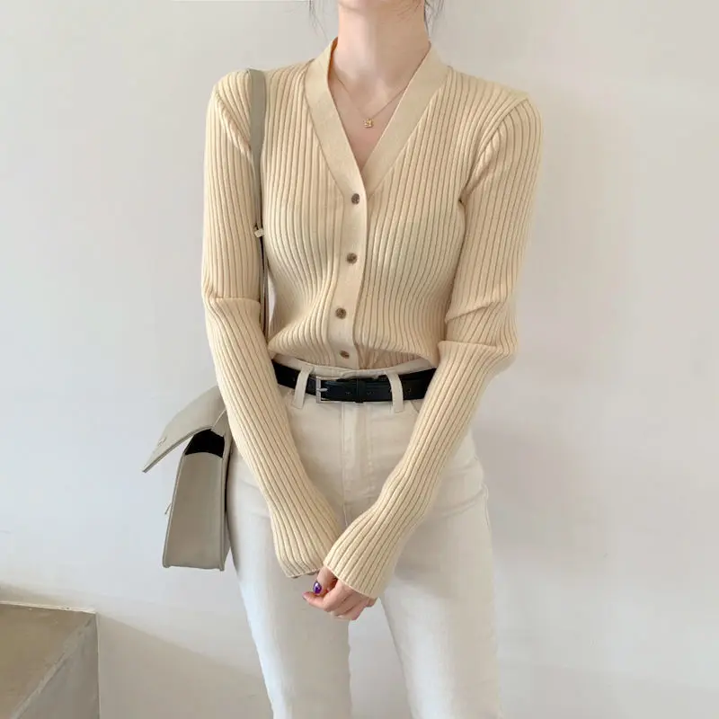 Fashion Sweater V-neck Women's 2024 New Korean Version Knitted Cardigan Spring Versatile Slim Fit Thin Top Jacket Trend
Fashion Sweater V-neck Women's 2024 New Korean Version Knitted Cardigan Spring Versatile Slim Fit Thin Top Jacket Trend