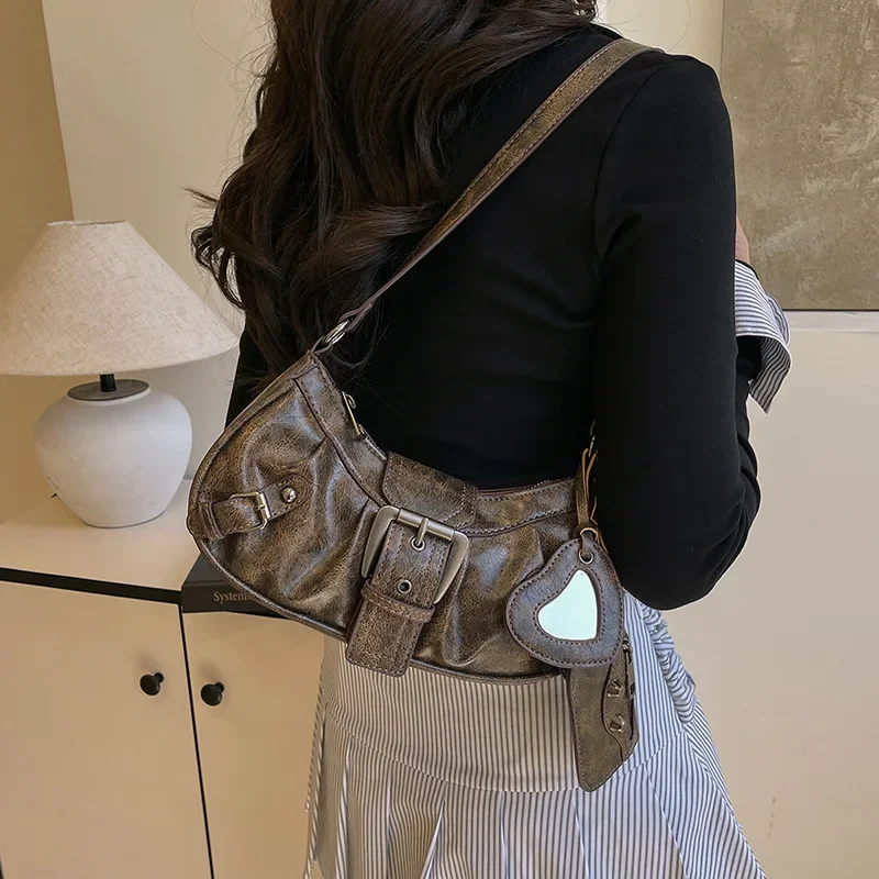 Модная женская мотоциклетная сумка с заклепками. Модная универсальная сумка через плечо на одно плечо для стильной городской жизни.
Модная женская мотоциклетная сумка с заклепками. Модная универсальная сумка через плечо на одно плечо для стильной городской жизни.