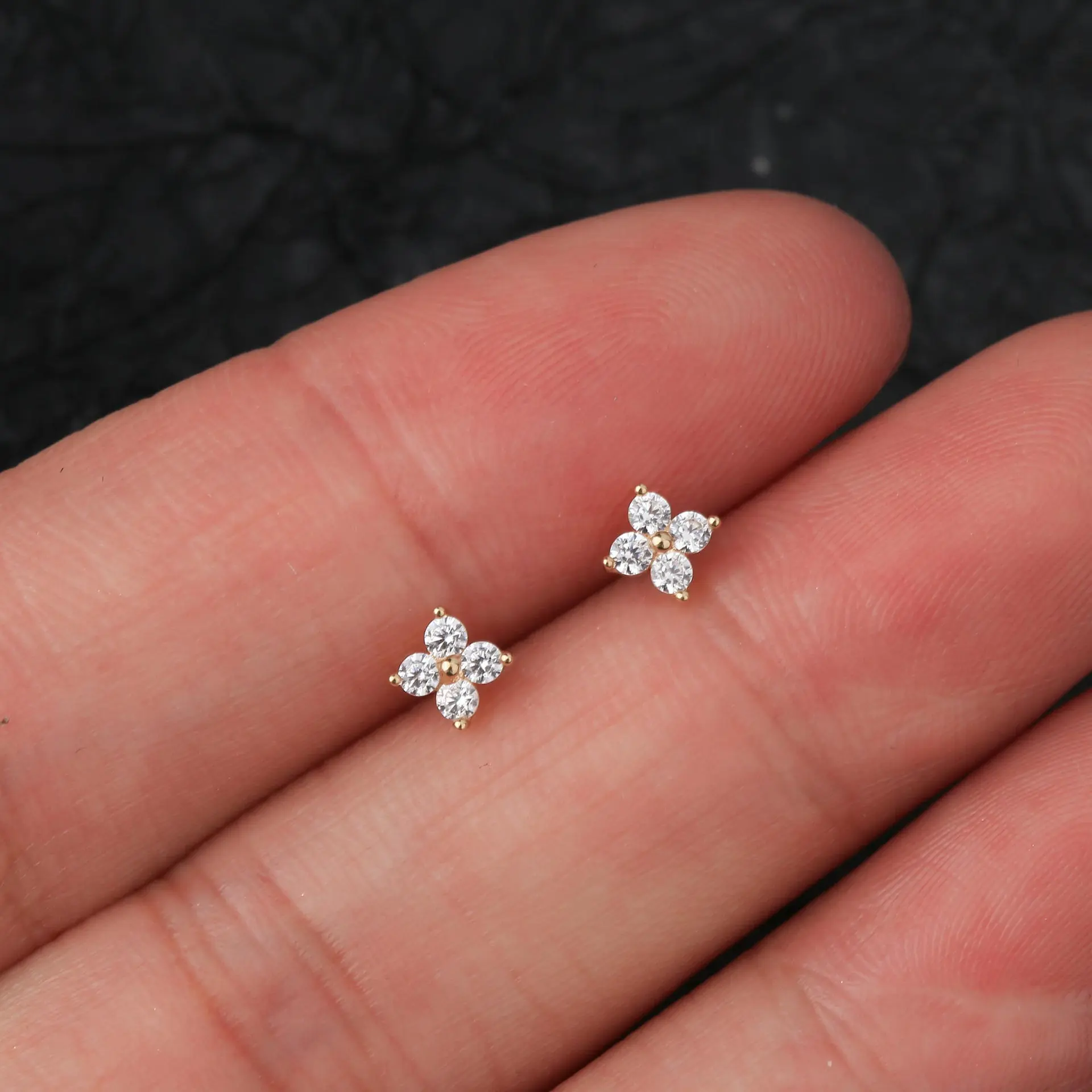 S925 Silver Couple Geometric Zircon Petal Flower Inlay Flat Piercing Earrings Nose Stud Lip Stud Jewelry
S925 Silver Couple Geometric Zircon Petal Flower Inlay Flat Piercing Earrings Nose Stud Lip Stud Jewelry