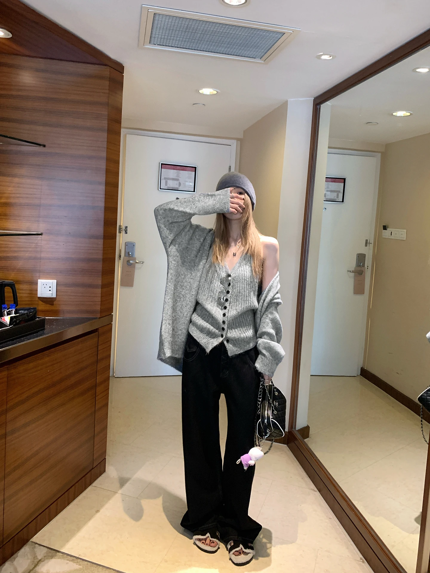 Lin Chu женский вязаный кардиган Ne висячий верхняя одежда комплект из двух предметов свободный ленивый свитер комплект осень-зима High Sensation
Lin Chu женский вязаный кардиган Ne висячий верхняя одежда комплект из двух предметов свободный ленивый свитер комплект осень-зима High Sensation