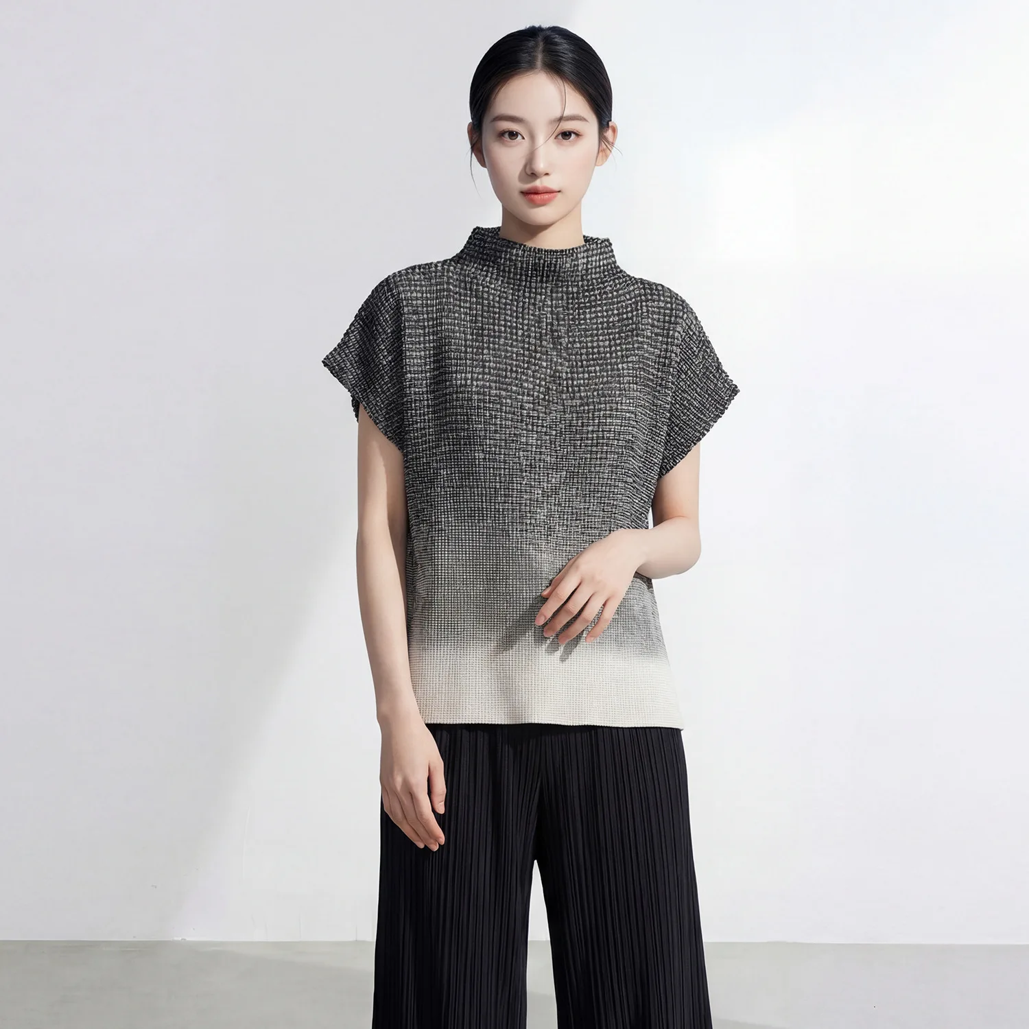 New summer women's top, elegant and sophisticated, fashionable gradient pullover, versatile Miyake short-sleeved T-shirt
New summer women's top, elegant and sophisticated, fashionable gradient pullover, versatile Miyake short-sleeved T-shirt
