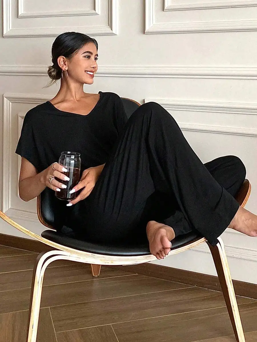 Комплект из 2 предметов: черный свободный топ с коротким рукавом и широкие брюки для женщин
Комплект из 2 предметов: черный свободный топ с коротким рукавом и широкие брюки для женщин