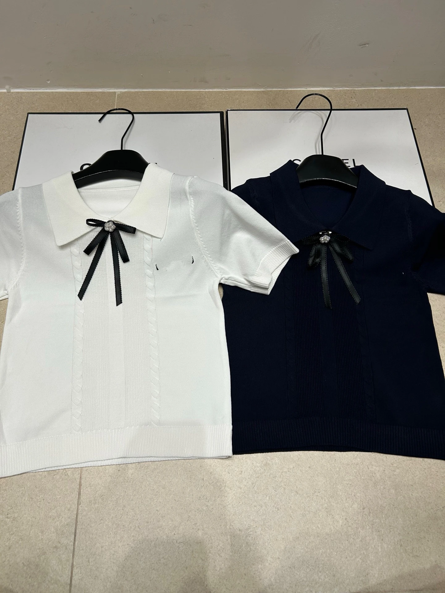 Новая летняя женская футболка VIBE с узлом на шее, вязаная, с коротким рукавом, из ледяного шелка, мягкий трикотажный топ в студенческом стиле
Новая летняя женская футболка VIBE с узлом на шее, вязаная, с коротким рукавом, из ледяного шелка, мягкий трикотажный топ в студенческом стиле