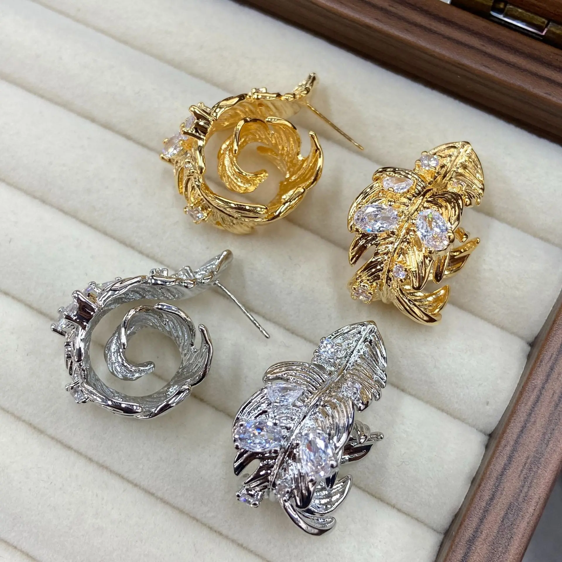 Real Gold Plated Copper Feather Zircon Stud Earrings Women Unique Fashion Luxury Versatile High Sense Ear Jewelry Gift
Real Gold Plated Copper Feather Zircon Stud Earrings Women Unique Fashion Luxury Versatile High Sense Ear Jewelry Gift