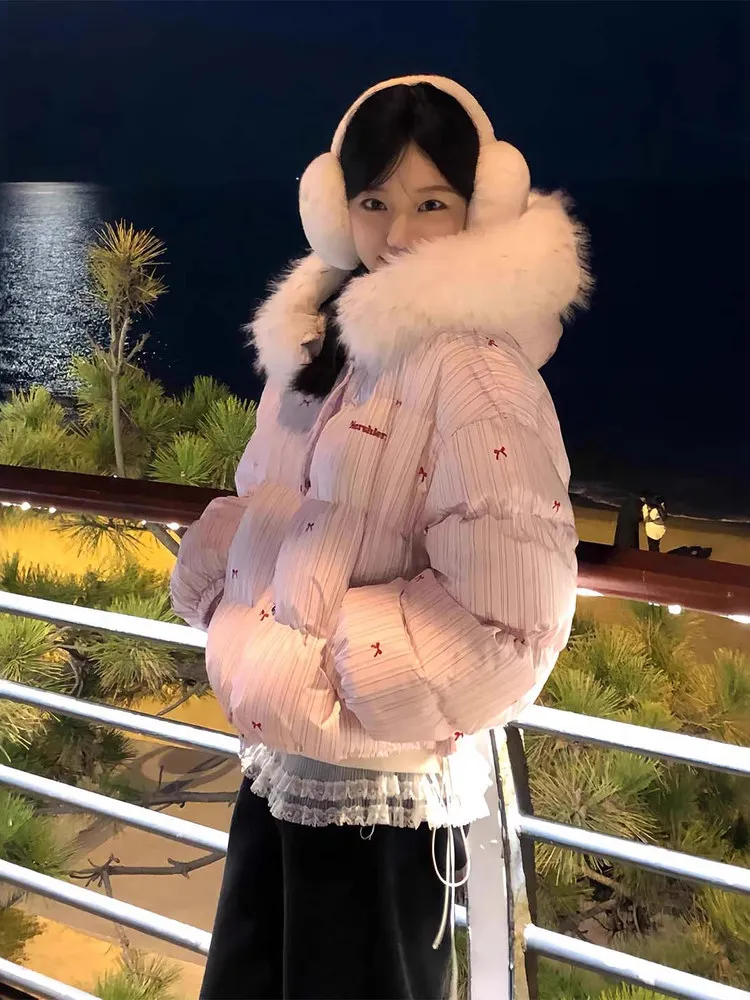 Pink Striped Knot Thickened Hooded Cotton Jacket Women's Winter Warm Short Cotton Coat Large Fur Collar Outerwear
Pink Striped Knot Thickened Hooded Cotton Jacket Women's Winter Warm Short Cotton Coat Large Fur Collar Outerwear