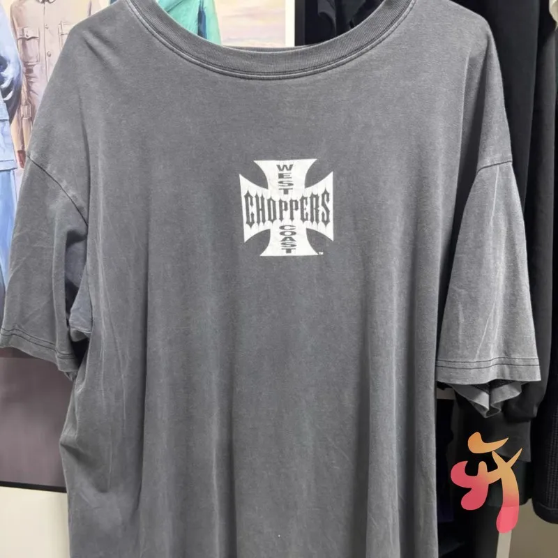Летняя винтажная серая мотоциклетная футболка West Coast Choppers в стиле хип-хоп с перекрестным принтом и коротким рукавом Y2K, свободный топ для мужчин и женщин, футболка
Летняя винтажная серая мотоциклетная футболка West Coast Choppers в стиле хип-хоп с перекрестным принтом и коротким рукавом Y2K, свободный топ для мужчин и женщин, футболка