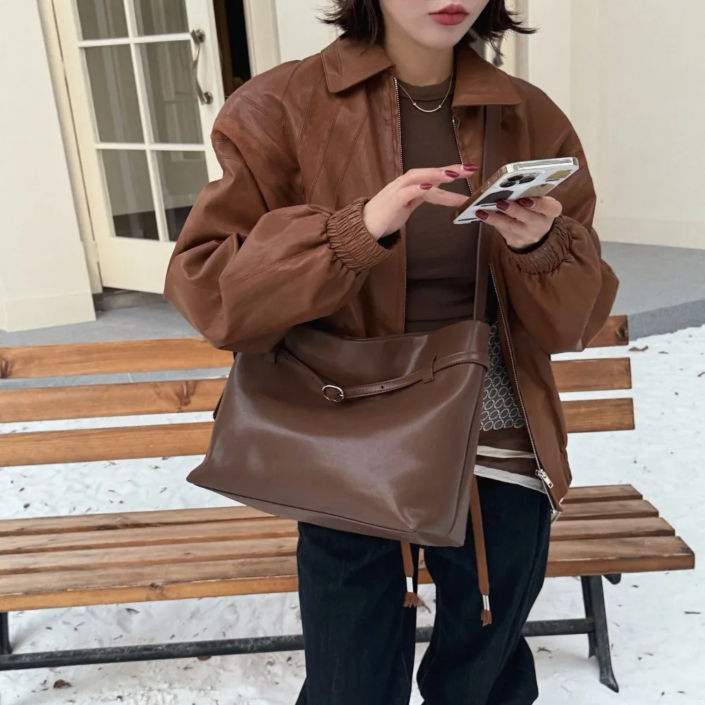 2026 New Shoulder Bag Women's High-end Sense Simple Commuter Tote Texture Fashion Versatile Large Capacity Classic Messenger
2026 New Shoulder Bag Women's High-end Sense Simple Commuter Tote Texture Fashion Versatile Large Capacity Classic Messenger