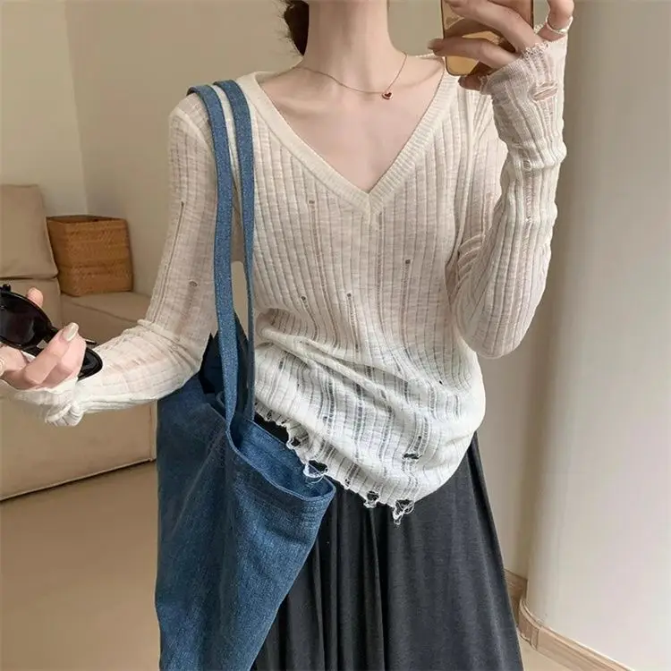 Temperament Ladylike V-neck Long-sleeved Sunscreen Blouse in Summer New Korean Style Thin Slim Body Versatile T-shirt
Temperament Ladylike V-neck Long-sleeved Sunscreen Blouse in Summer New Korean Style Thin Slim Body Versatile T-shirt