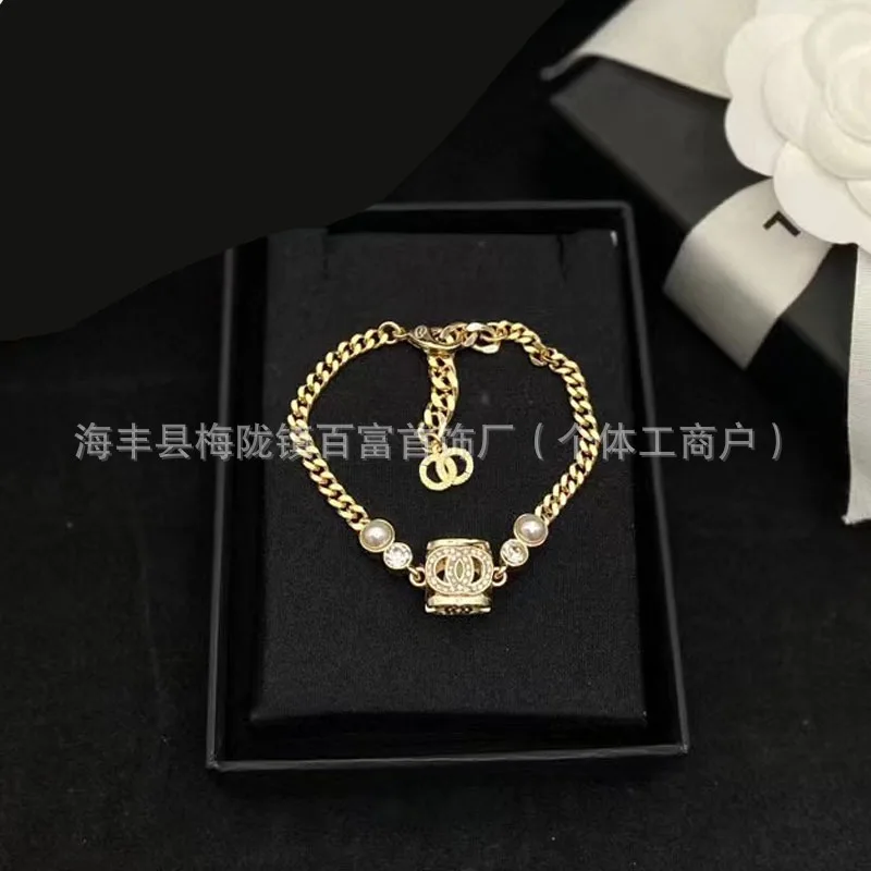 Браслет-головоломка с двойным C и объемными бриллиантами, универсальный, модный, ретро, элитный
Браслет-головоломка с двойным C и объемными бриллиантами, универсальный, модный, ретро, элитный