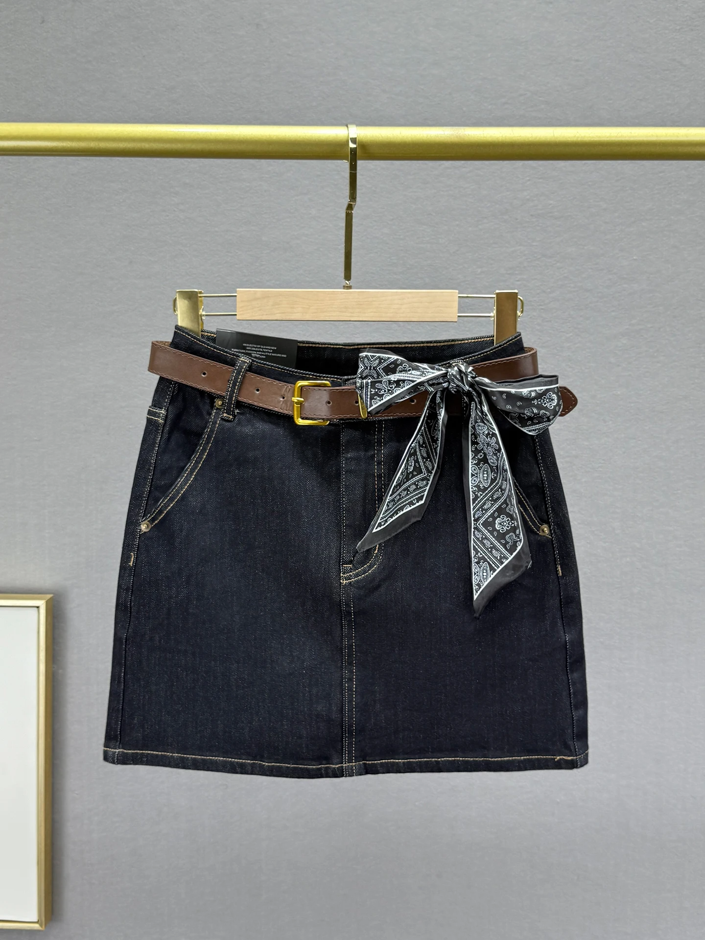 Юбка женская джинсовая с высокой талией, облегающая, в стиле ретро, А-силуэт, из мягкой комфортной хлопковой смеси, на молнии, для повседневной носки
Юбка женская джинсовая с высокой талией, облегающая, в стиле ретро, А-силуэт, из мягкой комфортной хлопковой смеси, на молнии, для повседневной носки