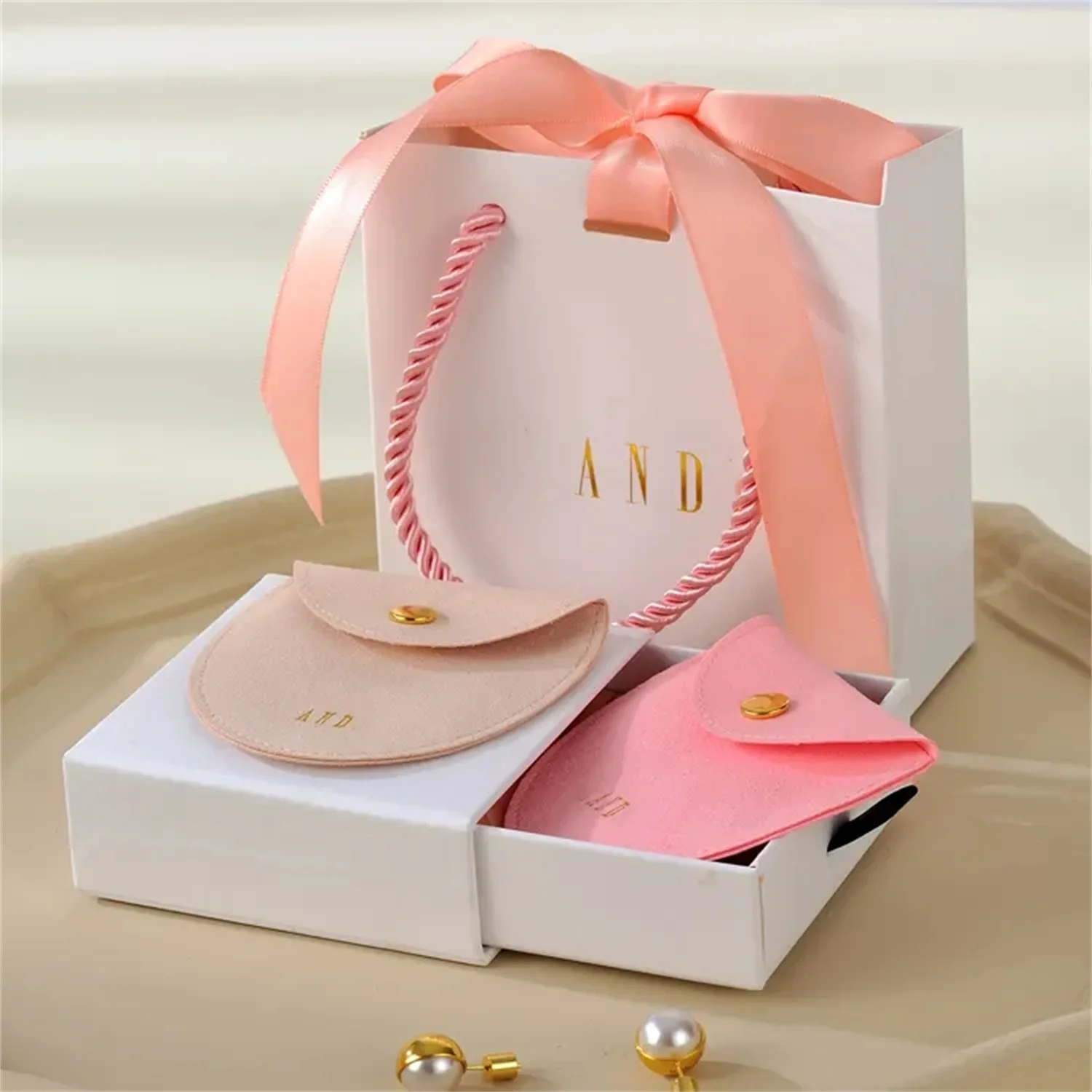 New Microfiber Custom Jewelry Packaging Bag Bracelet Necklace Round Snap Button Microfiber Jewelry Box and Pouch Set with Logo
New Microfiber Custom Jewelry Packaging Bag Bracelet Necklace Round Snap Button Microfiber Jewelry Box and Pouch Set with Logo