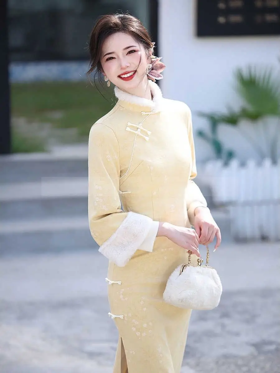 Light Yellow Young Style Thickened Long Sleeve Qipao Women's New Chinese Autumn Winter Flocked Short Size Retro Wind Daily Wear
Light Yellow Young Style Thickened Long Sleeve Qipao Women's New Chinese Autumn Winter Flocked Short Size Retro Wind Daily Wear